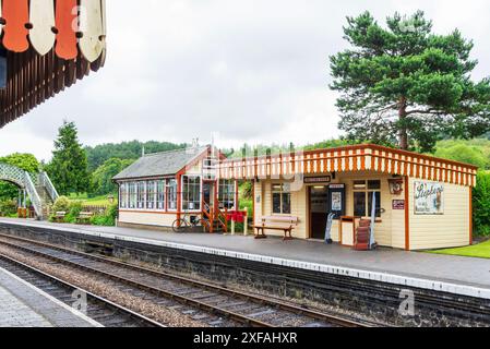 Plate-forme de la gare ferroviaire de Weybourne avec salle d'attente traditionnelle et boxe de signalisation sur la ligne Poppy, qui fait partie du North Norfolk Railway Banque D'Images