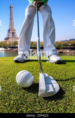 Golf olympique à Paris 2024 (homme jouant au golf contre la Tour Eiffel en France) Banque D'Images