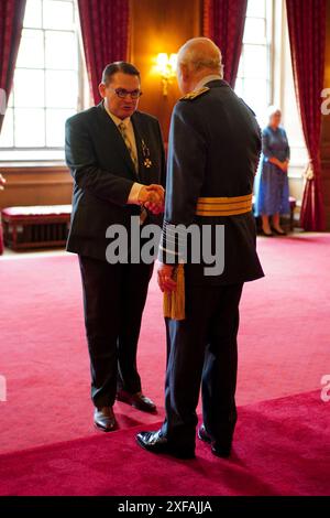 Conseiller musical, Honours of Scotland Service, le professeur Paul Mealor, d'Aberdeen, est fait lieutenant de l'ordre royal de Victoria par le roi Charles III lors d'une cérémonie d'investiture au palais de Holyroodhouse, à Édimbourg. Date de la photo : mardi 2 juillet 2024. Banque D'Images