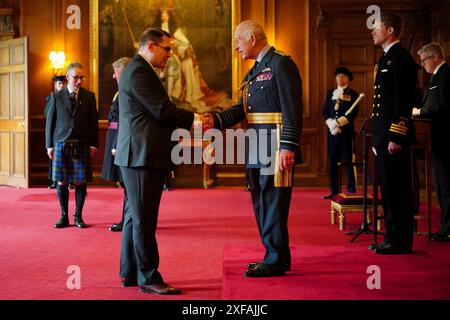 Conseiller musical, Honours of Scotland Service, le professeur Paul Mealor, d'Aberdeen, est fait lieutenant de l'ordre royal de Victoria par le roi Charles III lors d'une cérémonie d'investiture au palais de Holyroodhouse, à Édimbourg. Date de la photo : mardi 2 juillet 2024. Banque D'Images
