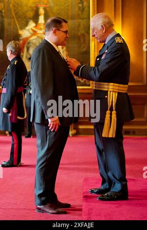 Conseiller musical, Honours of Scotland Service, le professeur Paul Mealor, d'Aberdeen, est fait lieutenant de l'ordre royal de Victoria par le roi Charles III lors d'une cérémonie d'investiture au palais de Holyroodhouse, à Édimbourg. Date de la photo : mardi 2 juillet 2024. Banque D'Images