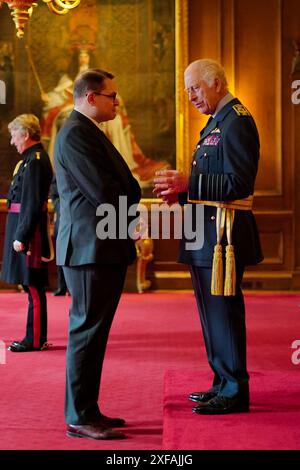 Conseiller musical, Honours of Scotland Service, le professeur Paul Mealor, d'Aberdeen, est fait lieutenant de l'ordre royal de Victoria par le roi Charles III lors d'une cérémonie d'investiture au palais de Holyroodhouse, à Édimbourg. Date de la photo : mardi 2 juillet 2024. Banque D'Images