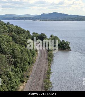 vue de la voie ferrée à côté de la rivière depuis le pont kingston rhinebeck dans la vallée de l'hudson (ligne de chemin de fer près de l'eau près des montagnes) courbe en virage de voie tr Banque D'Images