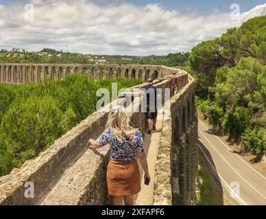 3 personnes marchent sur l'aqueduc de Pegões à Tomar, Portugal Banque D'Images