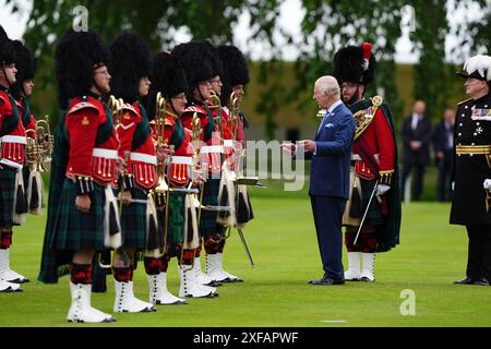 Le roi Charles III inspecte la garde d'honneur, Balaklava Company, 5e bataillon, le Royal Regiment of Scotland lors de la cérémonie des Keys sur le parvis du palais de Holyroodhouse à Édimbourg, qui fait partie de son voyage en Écosse pour la semaine Holyrood. Date de la photo : mardi 2 juillet 2024. Banque D'Images