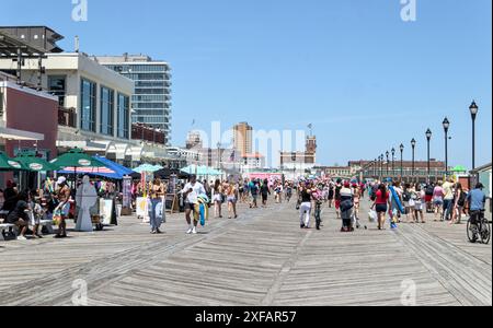 Asbury Park, NJ - 1er juin 2024 : les gens marchent sur la promenade à côté de la plage à Asbury Park New Jersey rivage. Banque D'Images