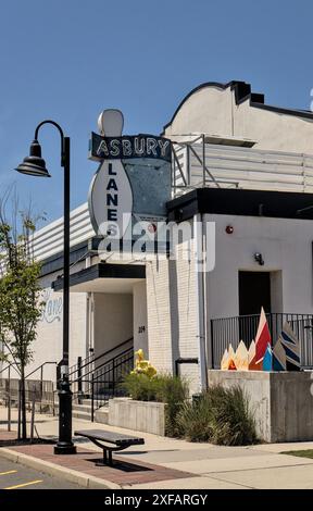 Asbury Park, NJ - 1er juin 2024 : Asbury Lanes signe sur la célèbre piste de bowling à Asbury Park, sur la côte du New Jersey. Banque D'Images