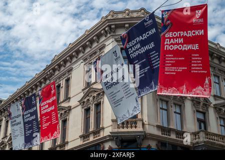 Bannières promouvant les « Journées de la famille de Belgrade », festivité avec de multiples événements publics au printemps et en été, à Belgrade, capitale de la Serbie, le 25 juin 2024 Banque D'Images