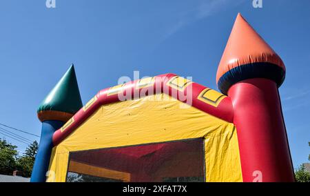 jouet pour enfants château gonflable (maison de rebond pour les enfants) gros plan silhouette de détail contre le ciel (jouet coloré partie de jeu exploser l'anniversaire gonflable Banque D'Images