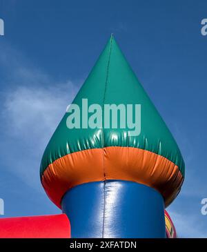 jouet pour enfants château gonflable (maison de rebond pour les enfants) gros plan silhouette de détail contre le ciel (jouet coloré partie de jeu exploser l'anniversaire gonflable Banque D'Images