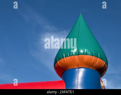 jouet pour enfants château gonflable (maison de rebond pour les enfants) gros plan silhouette de détail contre le ciel (jouet coloré partie de jeu exploser l'anniversaire gonflable Banque D'Images