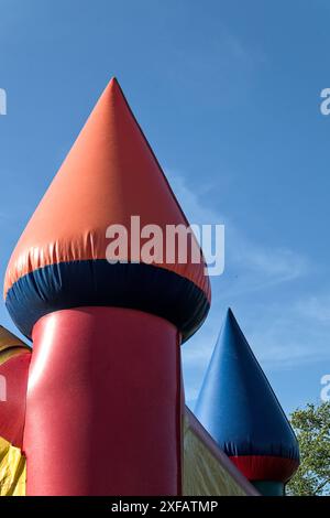 jouet pour enfants château gonflable (maison de rebond pour les enfants) gros plan silhouette de détail contre le ciel (jouet coloré partie de jeu exploser l'anniversaire gonflable Banque D'Images