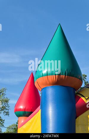 jouet pour enfants château gonflable (maison de rebond pour les enfants) gros plan silhouette de détail contre le ciel (jouet coloré partie de jeu exploser l'anniversaire gonflable Banque D'Images