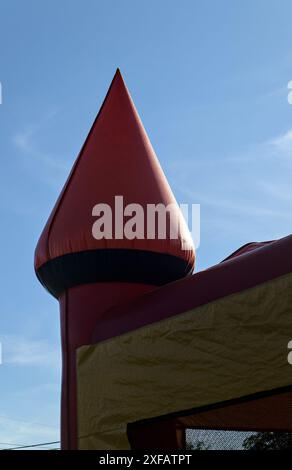 jouet pour enfants château gonflable (maison de rebond pour les enfants) gros plan silhouette de détail contre le ciel (jouet coloré partie de jeu exploser l'anniversaire gonflable Banque D'Images