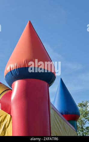 jouet pour enfants château gonflable (maison de rebond pour les enfants) gros plan silhouette de détail contre le ciel (jouet coloré partie de jeu exploser l'anniversaire gonflable Banque D'Images