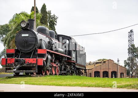 Balnearia, Cordoue, Argentine - 21 juin 2024 - locomotive située dans l'ancienne gare de Balnearia convertie en monument de la ville. Banque D'Images