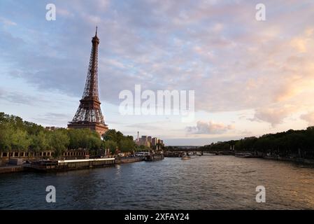 Coucher de soleil aux Jeux Olympiques de Paris, Tour Eiffel Banque D'Images