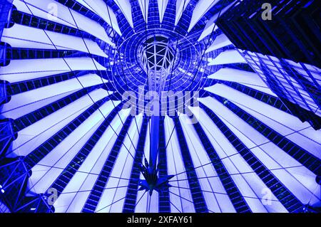 Berlin, Allemagne. Le toit du Sony Center Potsdamer Platz, un complexe conçu par l'architecte germano-américain Helmut Jahn Banque D'Images