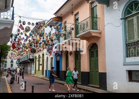 Chapeaux colorés accrochés sur la ligne au-dessus d'une rue à Casco Viejo, le vieux centre-ville, Panama City, Panama Banque D'Images