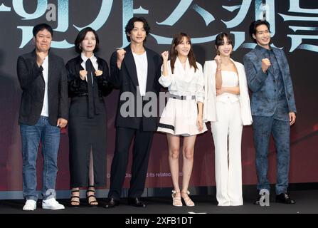 Séoul, Corée du Sud. 2 juillet 2024. (De gauche à droite) le réalisateur sud-coréen Park Hong-kyun, l'actrice Seo Yi-sook, le chanteur et acteur Jung Ji-hoon (nom de scène : Rain), les acteurs Kim Ha-neul, Ki Eun-sae et Jung Gyu-woon, assistent à une conférence de presse pour la série Disney Red Swan au Conrad Hotel à Séoul, Corée du Sud, le 2 juillet 2024. (Photo de Lee Young-ho/Sipa USA) crédit : Sipa USA/Alamy Live News Banque D'Images