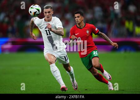 Joao Cancelo, du Portugal, et Benjamin Sesko, de Slovénie, lors du match de l'UEFA Euro 2024 opposant le Portugal et la Slovénie, ronde 16, ont joué au Frankfurt Arena le 1er juillet 2024 à Francfort, en Allemagne. (Photo de Bagu Blanco/PRESSINPHOTO) crédit : AGENCE SPORTIVE PRESSINPHOTO/Alamy Live News Banque D'Images