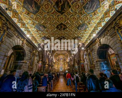 Les gens qui assistent à la messe du dimanche à l'église de San Francisco, Quito Old Town, Équateur, Amérique du Sud Banque D'Images