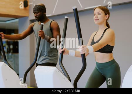 Jeune couple biracial se préparant pour les vacances d'été, ils brûlent les graisses pendant qu'ils font du cardio Banque D'Images