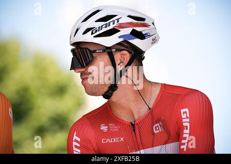 Pinerolo, Italie. 02 juillet 2024. Le coureur néerlandais de l'équipe Jayco Alula, Dylan Groenewegen, attend le départ de la quatrième étape du Tour de France sur 139, 6 kilomètres (86,9 miles) avec départ à Pinerolo et arrivée à Valloire, Italie, mardi 02 juillet 2024. Sport - cyclisme . (Photo de Marco Alpozzi/Lapresse) crédit : LaPresse/Alamy Live News Banque D'Images