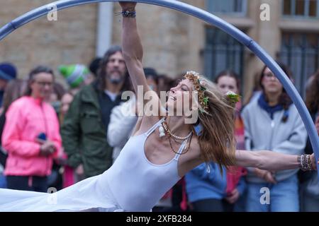 Ariel Dempsey montre ses talents en dansant à l'aide d'une roue Cyr, Mayday, dans les rues d'Oxford, en Angleterre Banque D'Images