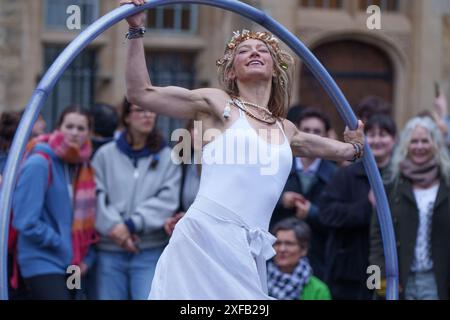 Ariel Dempsey montre ses talents en dansant à l'aide d'une roue Cyr, Mayday, dans les rues d'Oxford, en Angleterre Banque D'Images