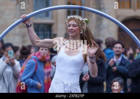 Ariel Dempsey montre ses talents en dansant à l'aide d'une roue Cyr, Mayday, dans les rues d'Oxford, en Angleterre Banque D'Images