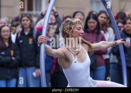 Ariel Dempsey montre ses talents en dansant à l'aide d'une roue Cyr, Mayday, dans les rues d'Oxford, en Angleterre Banque D'Images