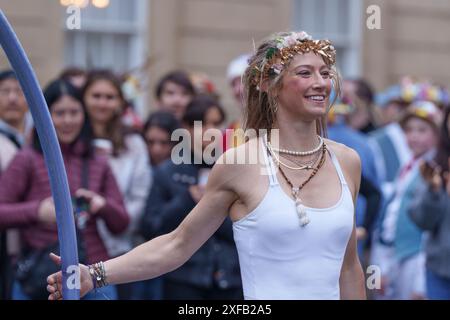 Ariel Dempsey montre ses talents en dansant à l'aide d'une roue Cyr, Mayday, dans les rues d'Oxford, en Angleterre Banque D'Images