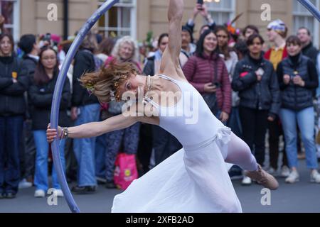 Ariel Dempsey montre ses talents en dansant à l'aide d'une roue Cyr, Mayday, dans les rues d'Oxford, en Angleterre Banque D'Images