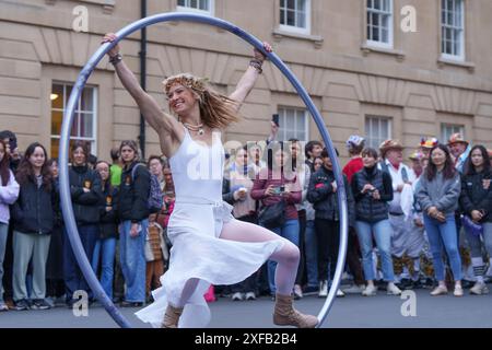 Ariel Dempsey montre ses talents en dansant à l'aide d'une roue Cyr, Mayday, dans les rues d'Oxford, en Angleterre Banque D'Images