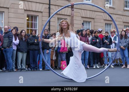 Ariel Dempsey montre ses talents en dansant à l'aide d'une roue Cyr, Mayday, dans les rues d'Oxford, en Angleterre Banque D'Images