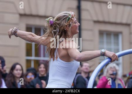 Ariel Dempsey montre ses talents en dansant à l'aide d'une roue Cyr, Mayday, dans les rues d'Oxford, en Angleterre Banque D'Images