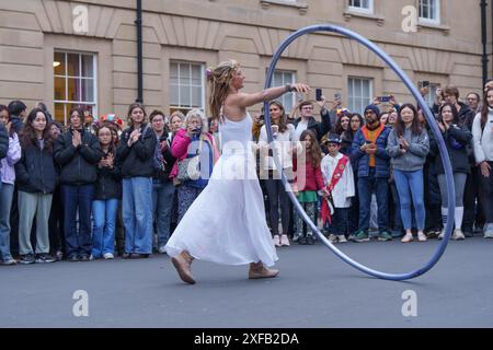 Ariel Dempsey montre ses talents en dansant à l'aide d'une roue Cyr, Mayday, dans les rues d'Oxford, en Angleterre Banque D'Images