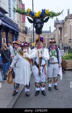 Les membres de l'Abingdon Traditional Morris tenant « The Horns » en hauteur devant la librairie Blackwells sur Broad Street, Oxford, dans le cadre des célébrations du 1er mai Banque D'Images