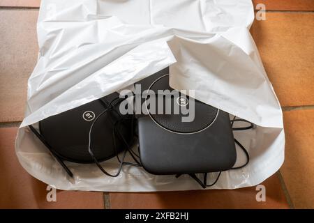 Emballer le vieux concentrateur domestique BT ou équipement modem routeur à renvoyer pour recyclage, Angleterre, Royaume-Uni Banque D'Images