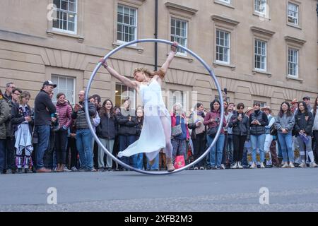 Ariel Dempsey montre ses talents en dansant à l'aide d'une roue Cyr, Mayday, dans les rues d'Oxford, en Angleterre Banque D'Images