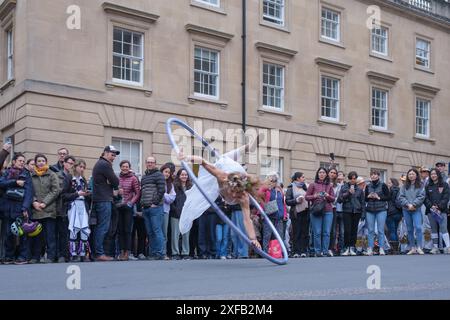 Ariel Dempsey montre ses talents en dansant à l'aide d'une roue Cyr, Mayday, dans les rues d'Oxford, en Angleterre Banque D'Images