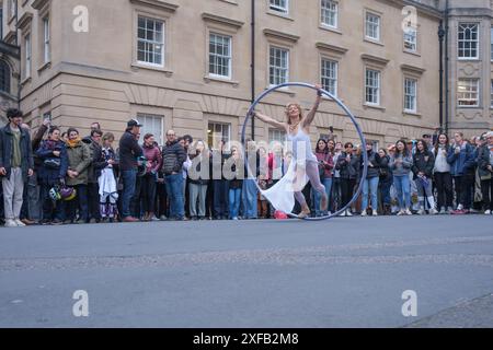 Ariel Dempsey montre ses talents en dansant à l'aide d'une roue Cyr, Mayday, dans les rues d'Oxford, en Angleterre Banque D'Images