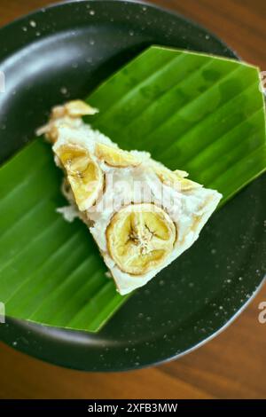 Gros plan gâteau à la banane avec noix de coco râpée, dessert thaïlandais Banque D'Images