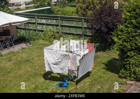 Séchoir avec linge séchant dans le jardin pour économiser de l'énergie en n'utilisant pas de sèche-linge électrique. Banque D'Images