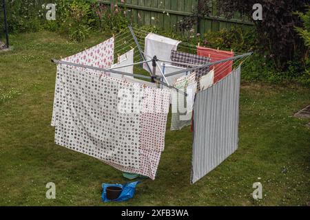 Séchoir avec linge séchant dans le jardin pour économiser de l'énergie en n'utilisant pas de sèche-linge électrique. Banque D'Images