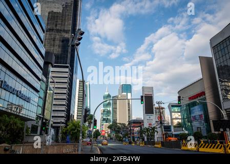 Paysage urbain de la ville moderne de Panama dans le centre bancaire et financier de la ville avec la tour F&F, plus communément appelée « El Tornillo » ou « la torre Tor » Banque D'Images