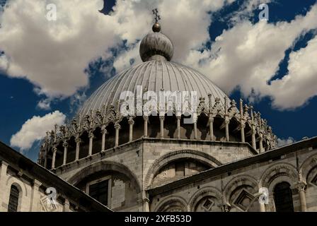 Dôme elliptique enjambant la traversée du Duomo di Santa Maria Assunta sur le Campo dei Miracoli, Pise, Toscane, Italie. Le dôme, qui a été décoré vers 1380, est aujourd’hui pensé avoir été construit de 1090 à 1100, peu de temps après la fondation de la cathédrale en 1064. Banque D'Images