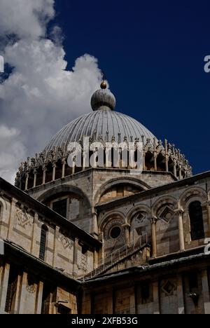 Dôme gainé de plomb enjambant la traversée du Duomo di Santa Maria Assunta sur le Campo dei Miracoli, Pise, Toscane, Italie. Le dôme, qui a été décoré vers 1380, est aujourd’hui pensé avoir été construit de 1090 à 1100, peu de temps après la fondation de la cathédrale en 1064. Banque D'Images