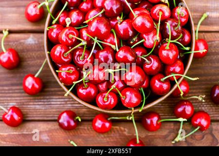 Des baies mûres et juteuses cerises dans un bol. Cerises mûres fraîchement cueillies dans un bol Banque D'Images